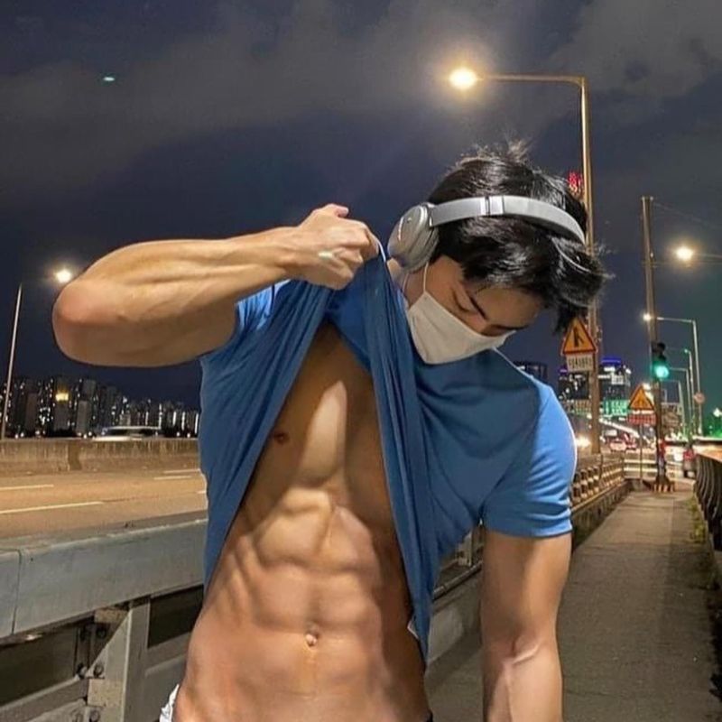 avatar ảnh trai đẹp che mặt đeo tai nghe
