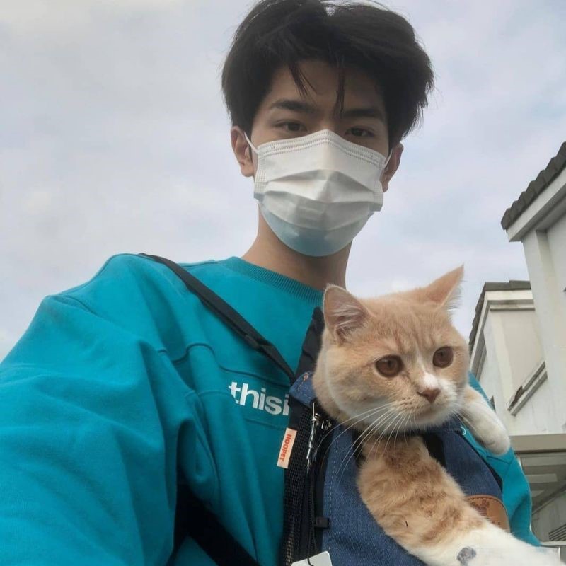 avatar ảnh trai đẹp che mặt đi dạo