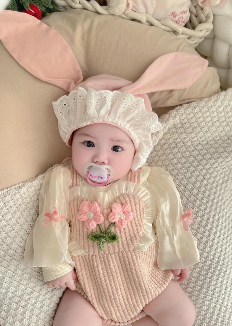 hình nền em bé dễ thương đeo tai thỏ