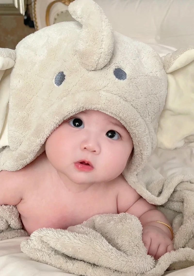 hình nền em bé dễ thương đội mũ