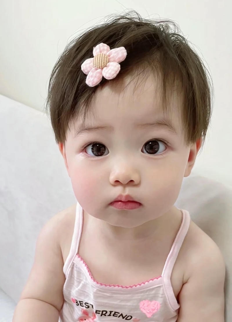 hình nền em bé dễ thương kẹp tóc