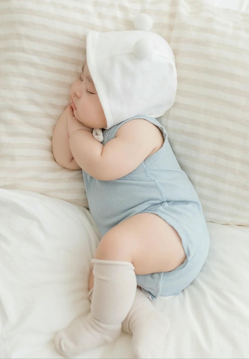 hình nền em bé dễ thương nằm ngủ
