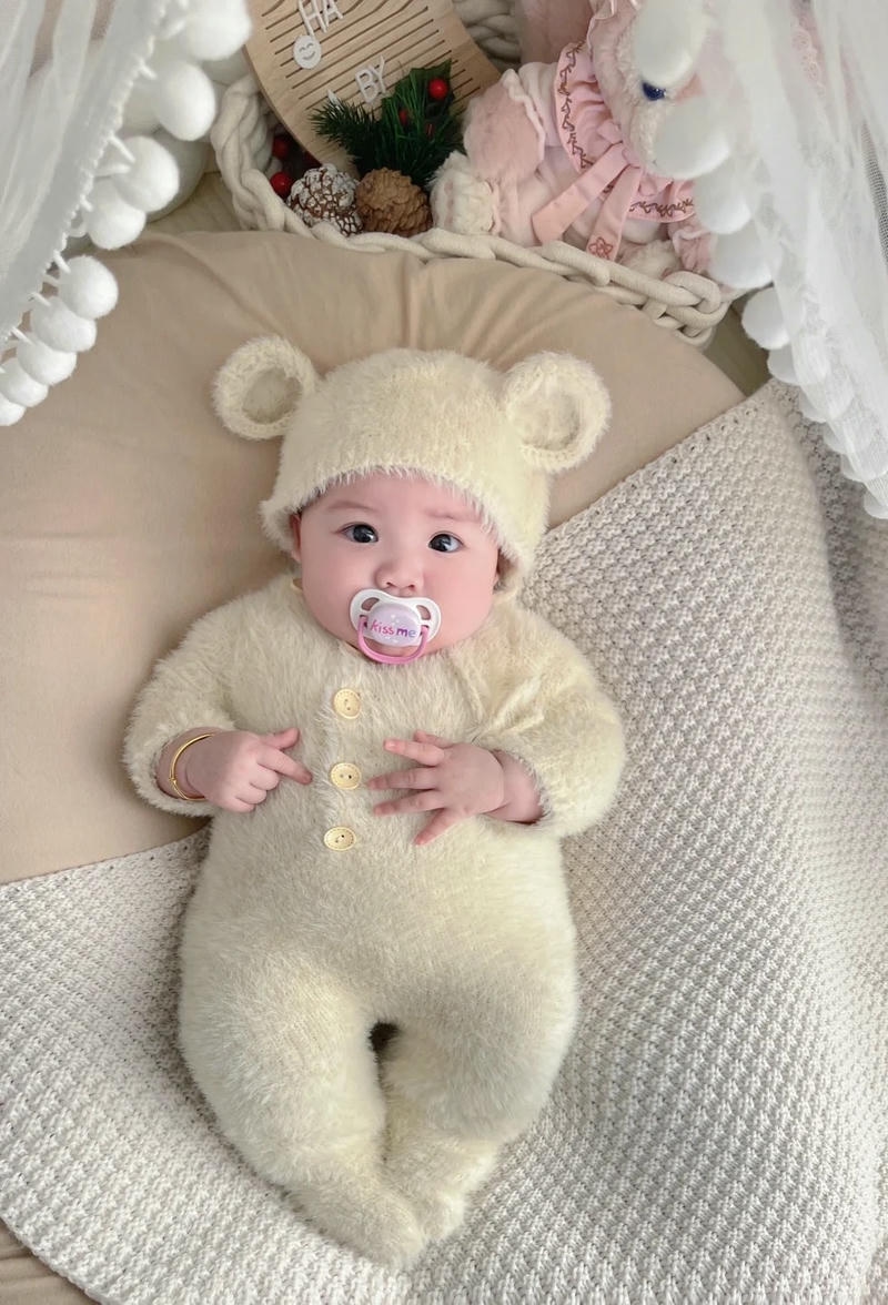 hình nền em bé dễ thương ngậm ty