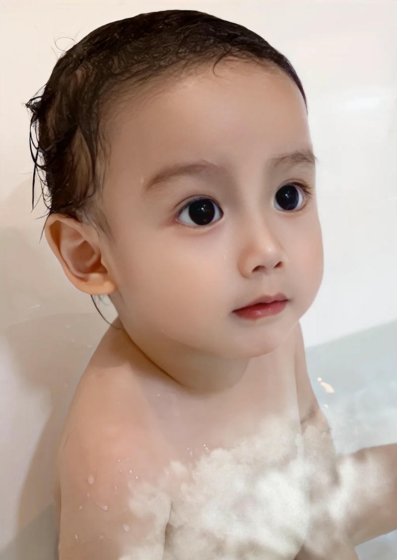 hình nền em bé dễ thương tắm