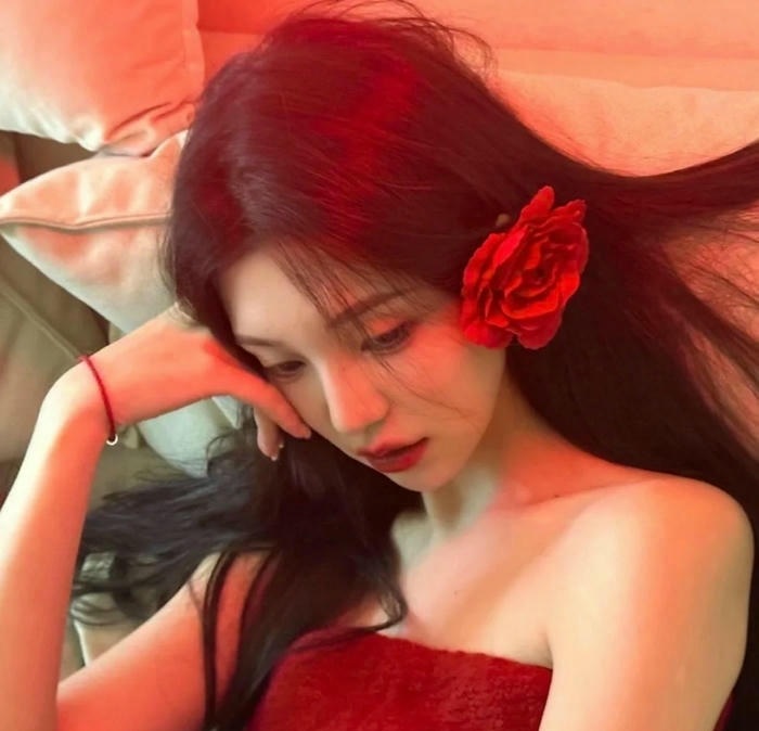 avatar màu đỏ xinh